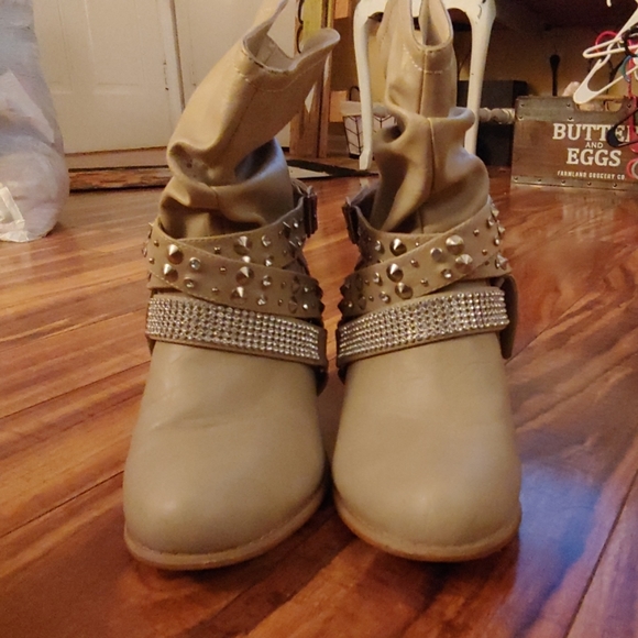 Taupe boots with rhinestones and studs - Picture 2 of 6